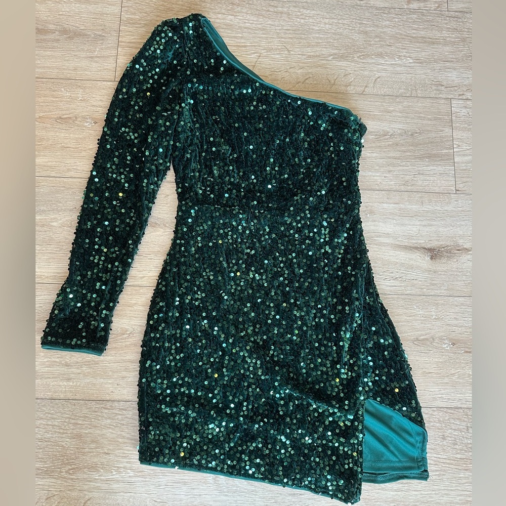 Lulus - One-Shoulder Green Sequin Dress! Perfect prom dress!